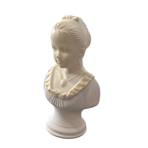 Vintage 1970s Avon 18th Century  Figurine Young Girl Moonwind Bath Oil 4 Oz - Picture 1 of 7
